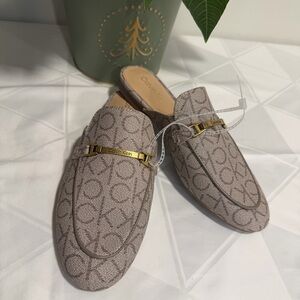 Calvin Klein Beige Gray Logo Mules Shoes Women Buckle Monogram Print Sz 6.5 NEW